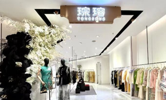 琮瑢国风集合店内提供新中式服装、包包、配饰、服装定制产品